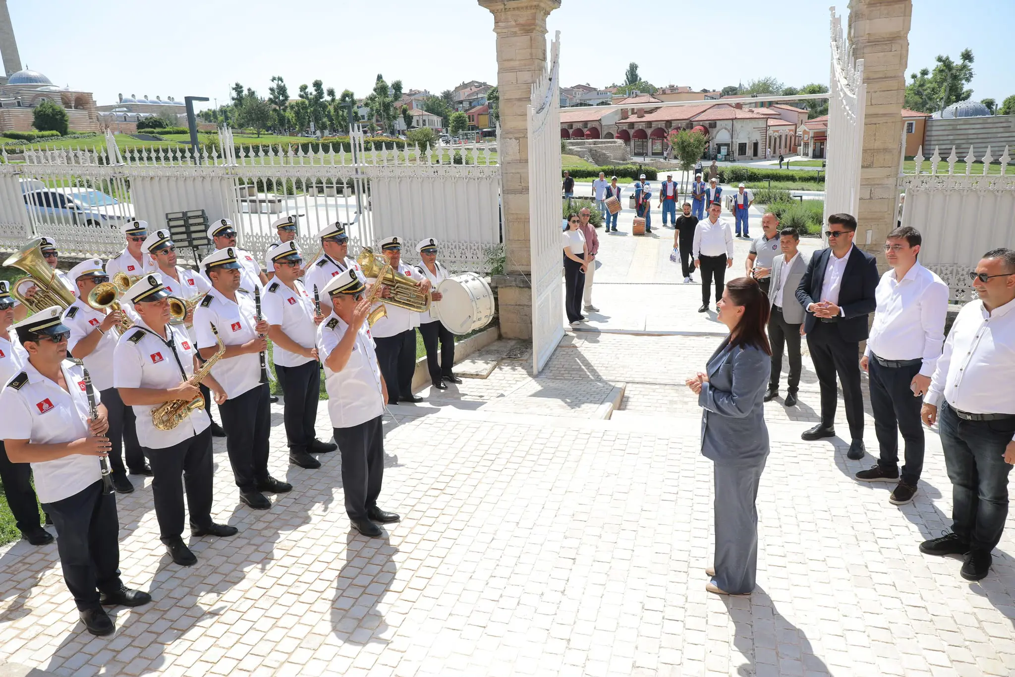 BAŞKAN FİLİZ GENCAN, 665. KIRKPINAR BAŞPEHLİVANI ERKAN TAŞ VE EDİRNELİ PEHLİVANLARI BELEDİYEDE AĞIRLADI galeri görseli